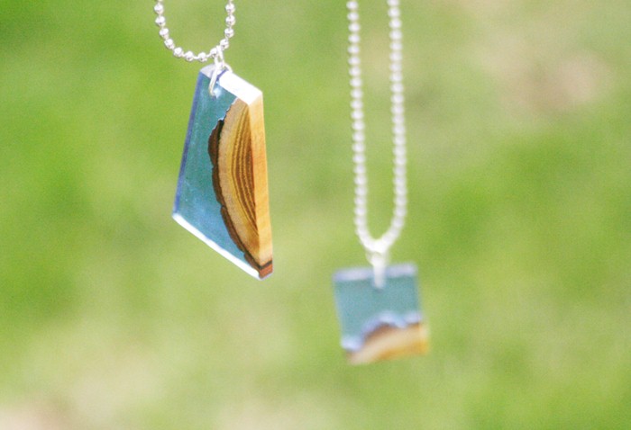 подвеска из древесной смолы - готовые подвески на улице фото